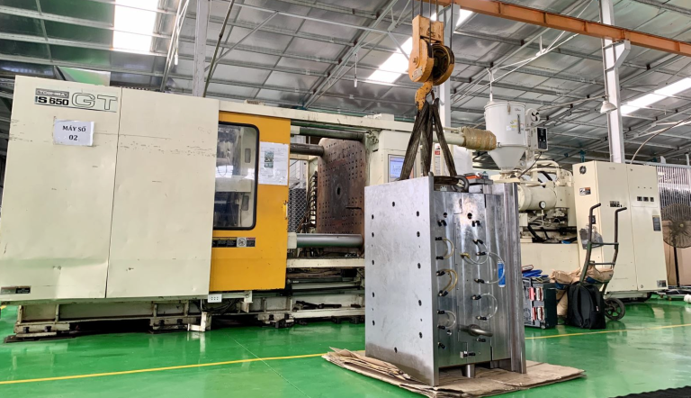 cau khuon len may ep nhua